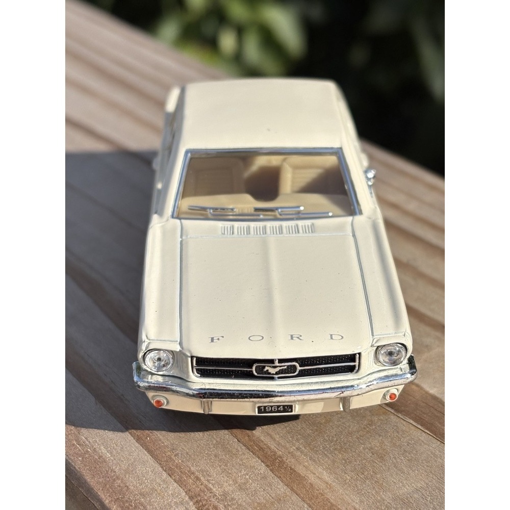 New Kinsmart 1964 Ford Mustang 1:36 Diecast White Cream Pullback KT5351D - Picture 5 of 10